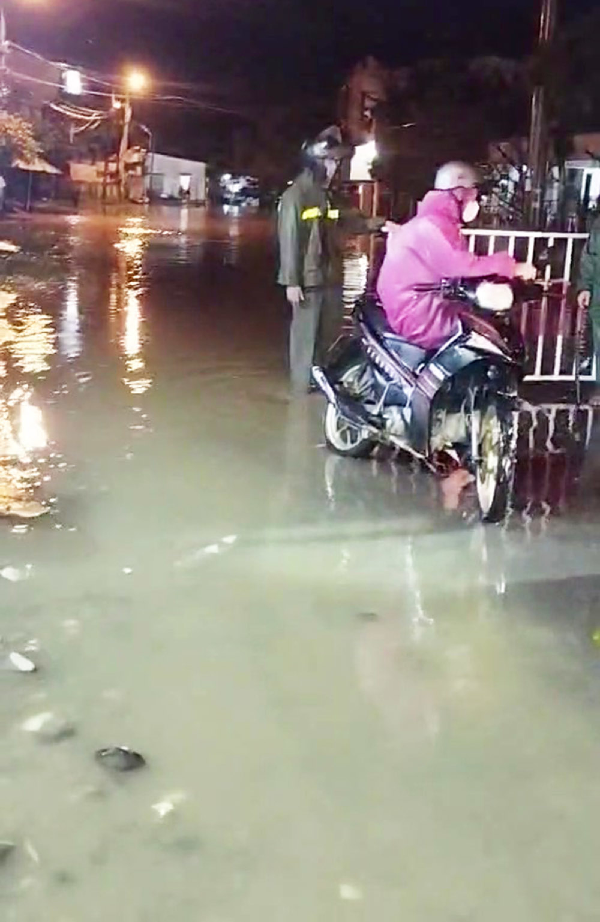 武嘉河、秋盆河水位迅速上涨,岘港多地洪水泛滥